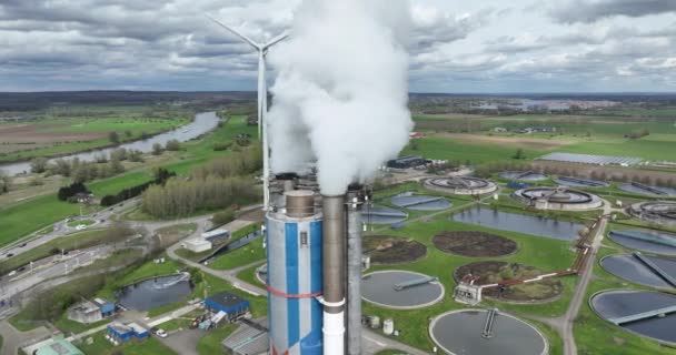 廃棄物焼却プラントの煙スタック上の空中ドローンビュー 産業廃棄物処理プラントから出る煙 — ストック動画