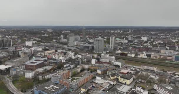 エッセン ノースラインウェストファリア ドイツ 3月30日 2024 ドイツのエッセン市のサディビエルテル地区 空の高層ビューと都市の景色の航空無人機の概要 — ストック動画