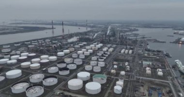 Antwerp limanında büyük bir petrokimyasal çatlak rafinerisi. Fosil yakıtlar üretiyorlar. Akşam karanlığında havacılık manzarası.