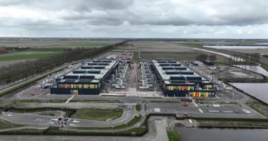 Hollanda 'nın Middenmeer kentindeki Tarım Limanı iş parkında büyük bir veri merkezi inşa edildi. İnternet ve bilgi teknolojileri ve Yapay Zeka altyapısı.