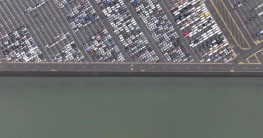 Bir RoRo terminalinin havadan aşağı görüntüsü. Terminalde yuvarlanmanın kısaltılmışı. Belçika, Zeebrugge limanında seyir halindeki araçların nakliyesi.