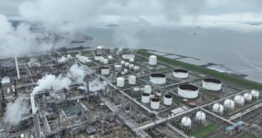 Terneuzen 'deki Dow gibi bir kimya parkının hava aracı görüntüsü, kimyasal üretim, depolama, dağıtım ve çeşitli ulaşım kipleriyle erişime odaklanıyor. Hollanda 'da..