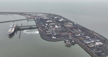 Sıvılaştırılmış doğal gaz için boşaltma ve depolama, LNG gemileri tarafından sağlanmaktadır..