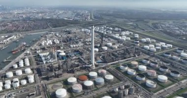 Hollanda, Pernis 'te büyük bir petrokimyasal rafineri. Büyük endüstriyel tesis. Liman limanında depolama konteynırları, ambarlar ve boru hatları. Hava aracı görünümü.