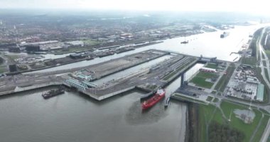Terneuzen, Hollanda 'daki Sluizencomplex Terneuzen veya Noordzeesluizen. İç nakliye kanalına erişim sağlıyor. Gent, Terneuzen Kanalı. Endüstriyel deniz nakliye rotası altyapısı
