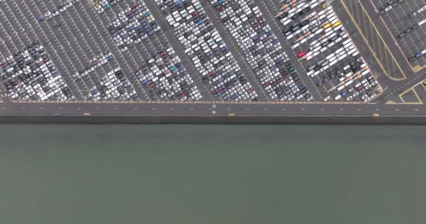 Roroターミナルのエアリアルトップダウンビューは ターミナルからロールオフするために短いです ベルギーのゼブリッジ港で海外へのローリング車両の輸送 — ストック動画