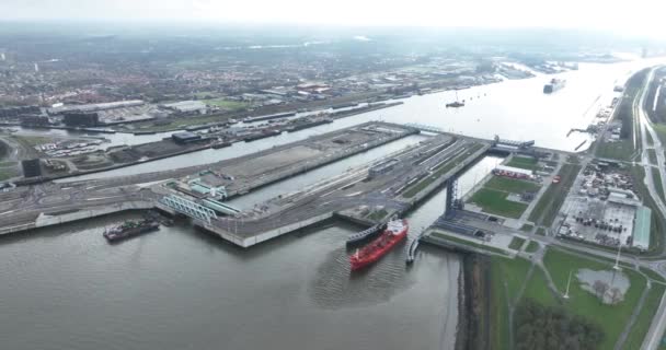 Sluizencomplex Terneuzen Noordzeesluizen Terneuzen Netherlands Обеспечивает Доступ Внутреннему Транспортному Каналу — стоковое видео