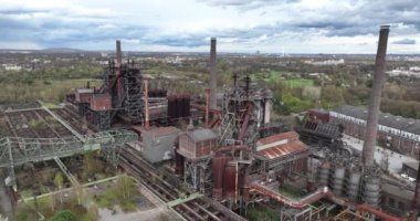 Landschaftspark Duisburg Nord Alman şehri Duisburg 'da bir halk parkı. Kalorifer ocağının kalıntıları. Ruhr bölgesinde eğlence parkı ve eğlence merkezi.