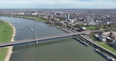 Düsseldorf, Almanya 'daki Rheinkniebrucke veya Rhine Knee Köprüsü' nde insansız hava aracı görüntüsü. Ren üzerinde köprü, altyapı ve şehir manzarası.