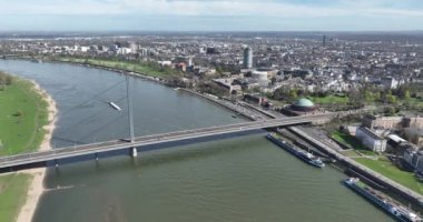 Düsseldorf, Almanya 'daki Rheinkniebrucke veya Rhine Knee Köprüsü' nde insansız hava aracı görüntüsü. Ren üzerinde köprü, altyapı ve şehir manzarası.