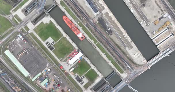 オランダのテルニーゼンにあるSluizencomplex Ternitzen またはNawzeesluizen 内陸配送チャンネルへのアクセスを提供します ゲント テルニゼン運河 産業海上輸送ルートインフラ — ストック動画