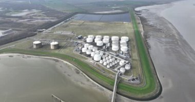 Terneuzen, Toplu Enerji ve Kimyasal Ürünler bu terminallerde depolanmıştır. Çok yönlü deniz ve kara taşımacılığı. Yakıt ve enerji ürünleri. Depolama kulübeleri ve bir gemi yanaştı.