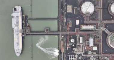Sıvılaştırılmış doğal gaz için boşaltma ve depolama, LNG gemileri tarafından sağlanmaktadır..