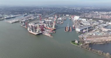 Schiedam, Zuid Holland, Hollanda, 9 Mart 2024: Mammoet ağır nesneleri kaldırma ve taşıma konusunda uzmanlaşmış Hollandalı bir şirkettir..