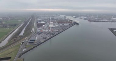 Terminaldeki en büyük rulo, denizaşırı giden araçların nakliyesi. Zeebrugge Limanı, Belçika. Hava aracı görünümü.