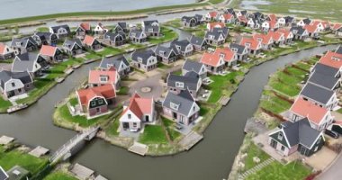 Hollanda 'daki eğlence amaçlı tatil parkı bungalov parkı. Amsterdam 'a yaklaş. Tatil parkı ya da tatil evleriyle dolu bungalov parkı da tatilcilere kiralanır.