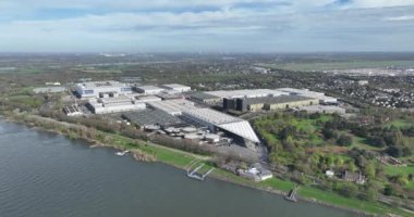 Düsseldorf karmaşası, iş konferansı ve fuar ve etkinliklerin yapıldığı sergi salonu. İş yerinden iş yerine. Hava aracının genel görüntüsü. Almanya.