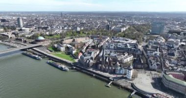 Düsseldorf 'lu Altstadt, Almanya Ren nehri boyunca.