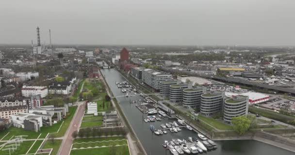 德国北莱茵 威斯特法伦州杜伊斯堡 Innenhafen和城市的天际线 空中无人驾驶飞机视图 德国鲁尔地区的大城市 — 图库视频影像