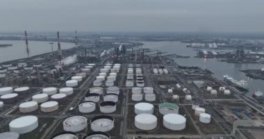 Belçika 'nın Antwerp kentindeki rafineride petrol endüstrisi, rafineri, fosil yakıt ve ürünlerin depolanması ve işlenmesi.