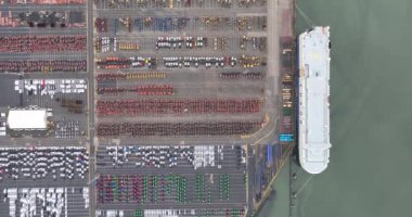 Belçika 'nın Zeebrugge limanındaki bir roll-off terminalinin hava aracı görüntüsü.