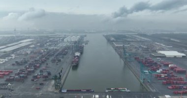Antwerp, Belçika, Antwerp, 3 Mart 2024: Katoen Natie, Antwerp limanındaki derin deniz terminali, lojistik, mal taşımacılığı.