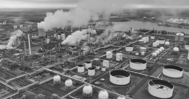 关于化学工业的空中观点 造成污染和气候变化 化石燃料的使用导致了高温室气体排放 灰度镜头 — 图库视频影像