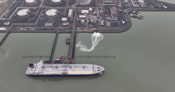 液体天然ガスターミナル 海上輸送 貯蔵の配分および船積み エネルギー産業 化石燃料 LngタンカーはLngターミナルに停泊した ベルギーのゼブリッジで輸出入 — ストック動画