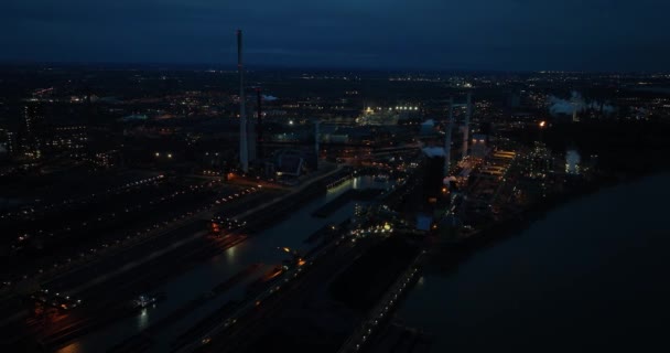 デュイスブルクコークス工場の空中ドローンビュー 金属工業の産業プラント ドイツのルール地域 コークスの生産 ナイトタイムビュー — ストック動画