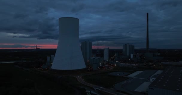 夜間のデュスブルク ウォルサム発電所の空中ドローンビュー 石炭火力発電所はまた 地区暖房と300Mの高煙突のための熱を作成する ドイツのエネルギーインフラ — ストック動画