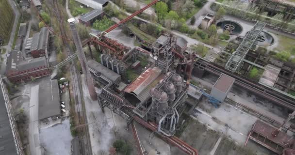 从空中俯瞰无人机对工业遗产的看法 1985年关闭的一座高炉综合体的Duisburg Nord土地测量员公园废墟 现时用作康乐活动 包括在 — 图库视频影像