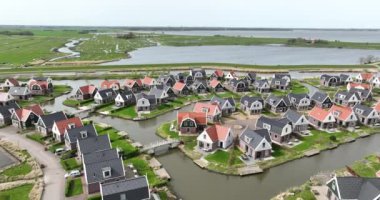 Hollanda 'daki eğlence amaçlı tatil parkı bungalov parkı. Amsterdam 'a yaklaş. Tatil parkı ya da tatil evleriyle dolu bungalov parkı da tatilcilere kiralanır.