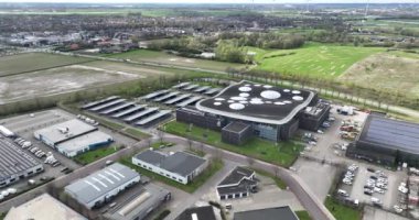 Duiven, Gelderland, Hollanda, 29 Mart 2024: Liander merkez binası, elektrik şebekesini ve yüksek ve düşük basınçlı doğal gaz şebekesini yöneten Hollandalı kamu kuruluşu