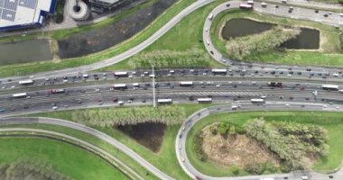 Hollanda 'da bir otoyolda trafik sıkışıklığının yukarıdan görünüşü. Otoyol çıkışları ve yoldaki trafik. Ulaşım ve hareket kabiliyeti. Duiven, Hollanda.