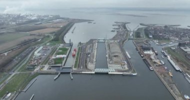 Terneuzen, Hollanda 'daki Sluizencomplex Terneuzen veya Noordzeesluizen. İç nakliye kanalına erişim sağlıyor. Gent, Terneuzen Kanalı. Endüstriyel deniz nakliye rotası altyapısı