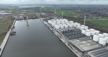 Su kenarında küçük bir liman olan Ghent Tank terminalinde depolama konteynırları ve silolar.