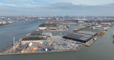 Rotterdam Limanı, Hollanda 'nın en büyük ticari ve endüstriyel limanı..
