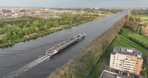 Κρουαζιερόπλοιο Εσωτερικής Ναυσιπλοΐας Κρουαζιερόπλοιο Στην Περιοχή Του Άμστερνταμ Και Diemen — Αρχείο Βίντεο