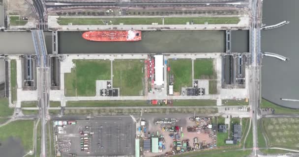 オランダの都市テルニゼンの北海ロックまたはテルニゼンロックコンプレックスは 西シェルトの海運チャネルからゲントツェルツェン運河へのアクセス したがってゲントの港へのアクセスを提供します — ストック動画