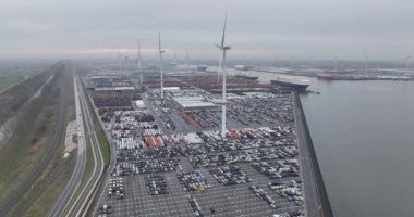 Terminaldeki en büyük rulo, denizaşırı giden araçların nakliyesi. Zeebrugge Limanı, Belçika. Hava aracı görünümü.