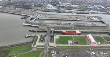 Terneuzen, Hollanda 'daki Sluizencomplex Terneuzen veya Noordzeesluizen. İç nakliye kanalına erişim sağlıyor. Gent, Terneuzen Kanalı. Endüstriyel deniz nakliye rotası altyapısı