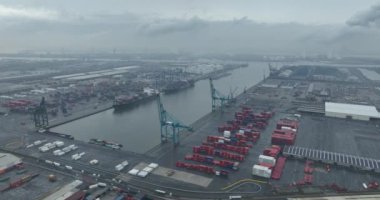 Antwerp, Belçika, Antwerp, 3 Mart 2024: Katoen Natie, Antwerp limanındaki derin deniz terminali, lojistik, mal taşımacılığı.