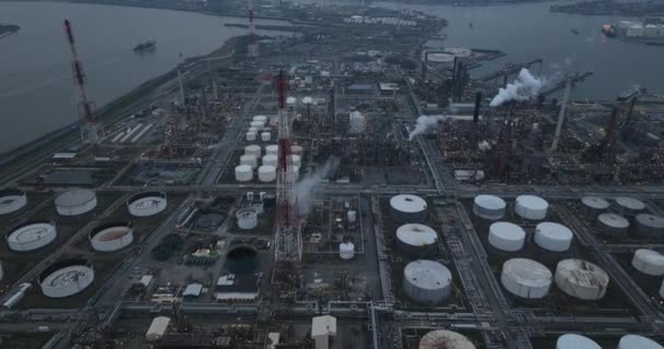 比利时安特卫普港的炼油厂 提炼和石化生产 石油产品是这里生产的 — 图库视频影像