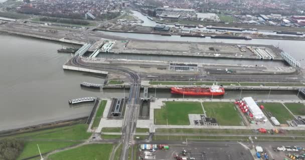 Sluizencomplex Terneuzen Oder Noordzeesluizen Terneuzen Niederlande Bietet Zugang Zum Binnenschifffahrtskanal — Stockvideo