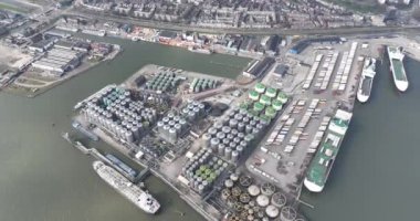 Rotterdam ve Schiedam limanındaki petrokimyasal silolar hava aracı görüntüsü. Petrol endüstrisi ve deniz aşırı taşımacılık, enerji ürünleri ve diğer kimyasallar. Rotterdam, Hollanda.