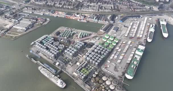 Flygdrönare Visa Petrokemiska Silos Terminal Hamnen Rotterdam Och Schiedam Petroleumindustri — Stockvideo