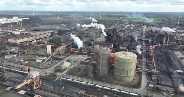 ベルギーのゲントの金属生産の爆発炉に関するエリアルドローンビュー スチール製品の生産 ヘビー — ストック動画