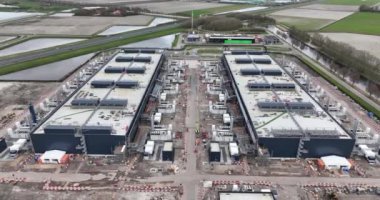 Bu tesiste veri tabanı inşaatı, internet altyapısı ve büyük bulut internet hizmetleri bulunmaktadır. Wieringermeer, Hollanda. Hava aracı görünümü.