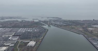 Antwerp Bruges Limanı, Zeebrugge deniz terminalinin girişi. Burada arka planda Pierre Vandammesluis ve kuzey denizini görüyoruz. Hava aracı görünümü.