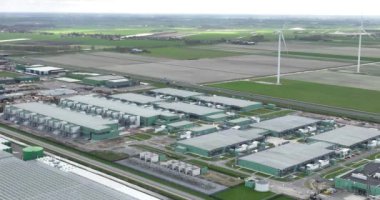 Veri merkezi, bilgisayar merkezi işletme kritik bilişim ekipmanları sunucuları yerleştirildi. Yapay zeka ve internet altyapısı. Hava aracı görünümü.